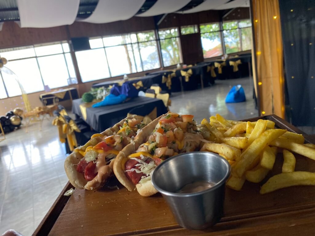 Comida Vistas del Faro Perro caliente y papas